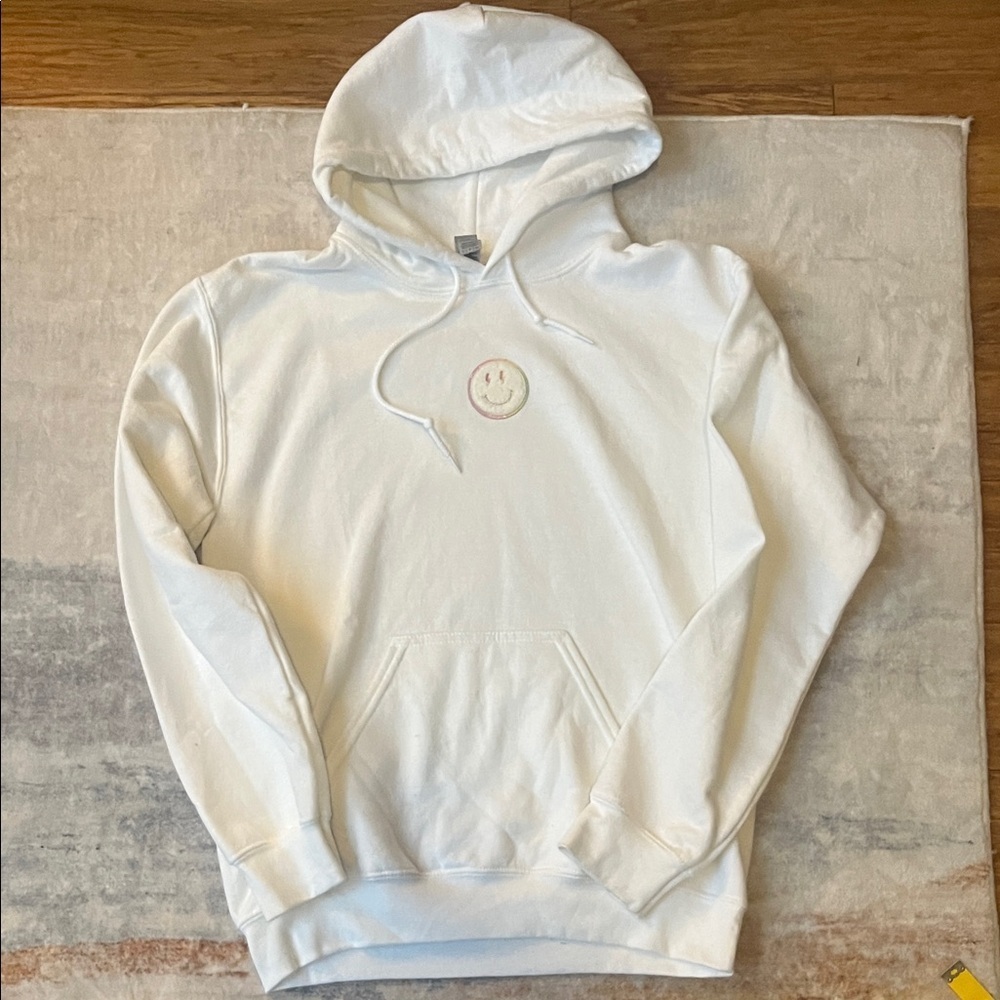 (166)Gildan White Hoodie with Smiley Patch